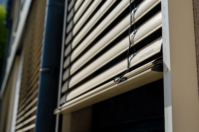 Moderne aluminium raamprofielen met automatisch aangestuurde lamellen voor een optimale isolatiewaarde en bescherming tegen oververhitting via Skygge.