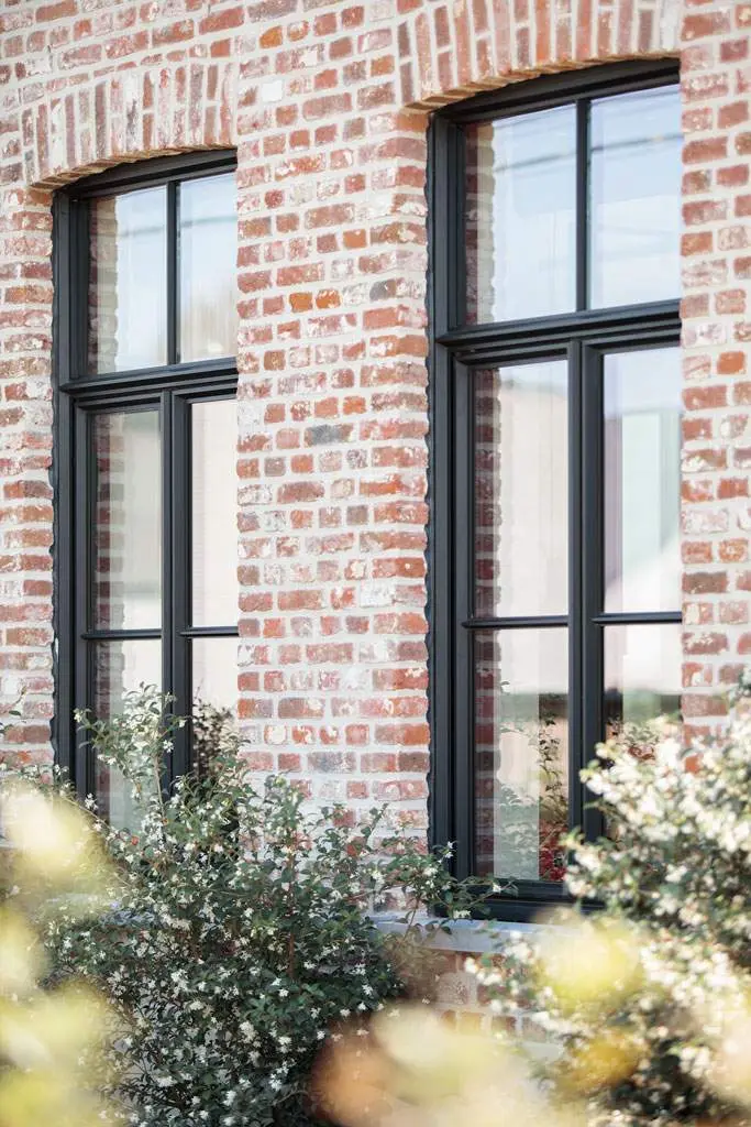 Twee nieuwe ramen in pvc met een uitstekende isolatiewaarde voor een energiezuinige woning, vakkundig geplaatst door Skygge.