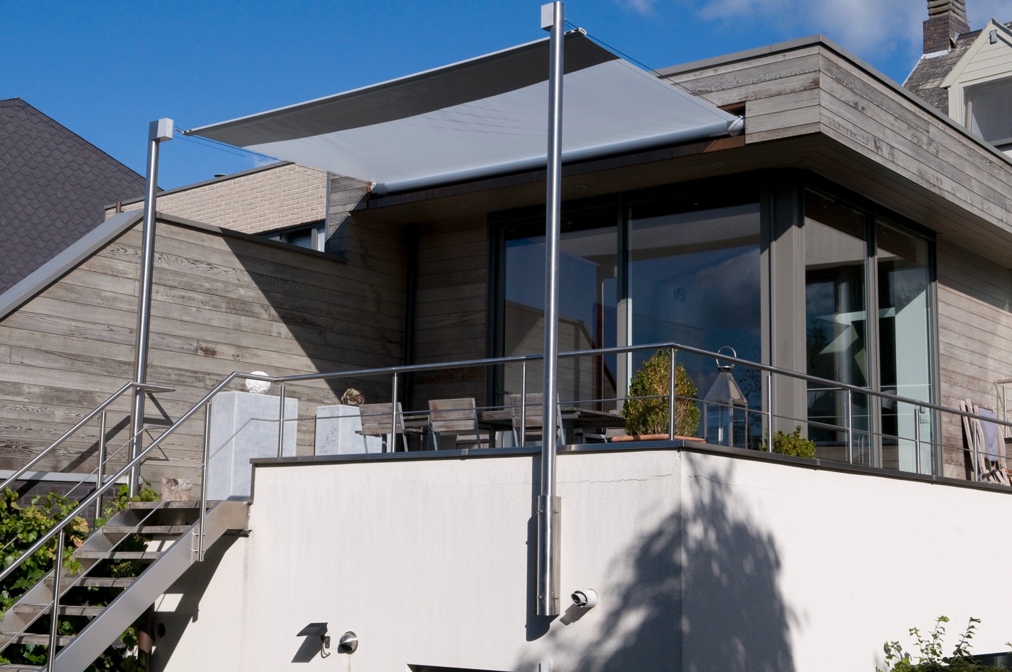 Balkon met moderne terrasoverkapping en zonnescherm