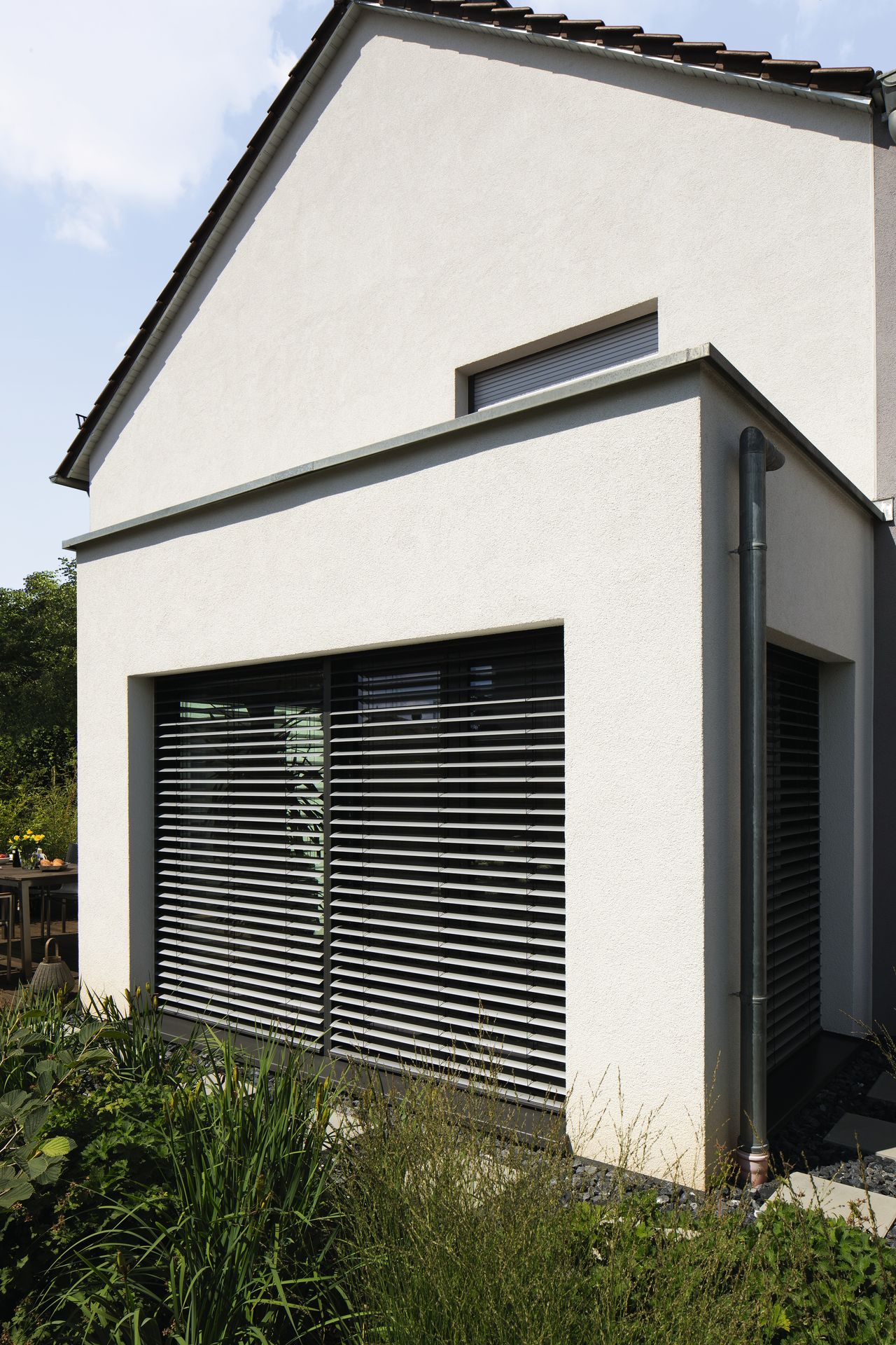 Rolluiken en screens geïntegreerd in gevel