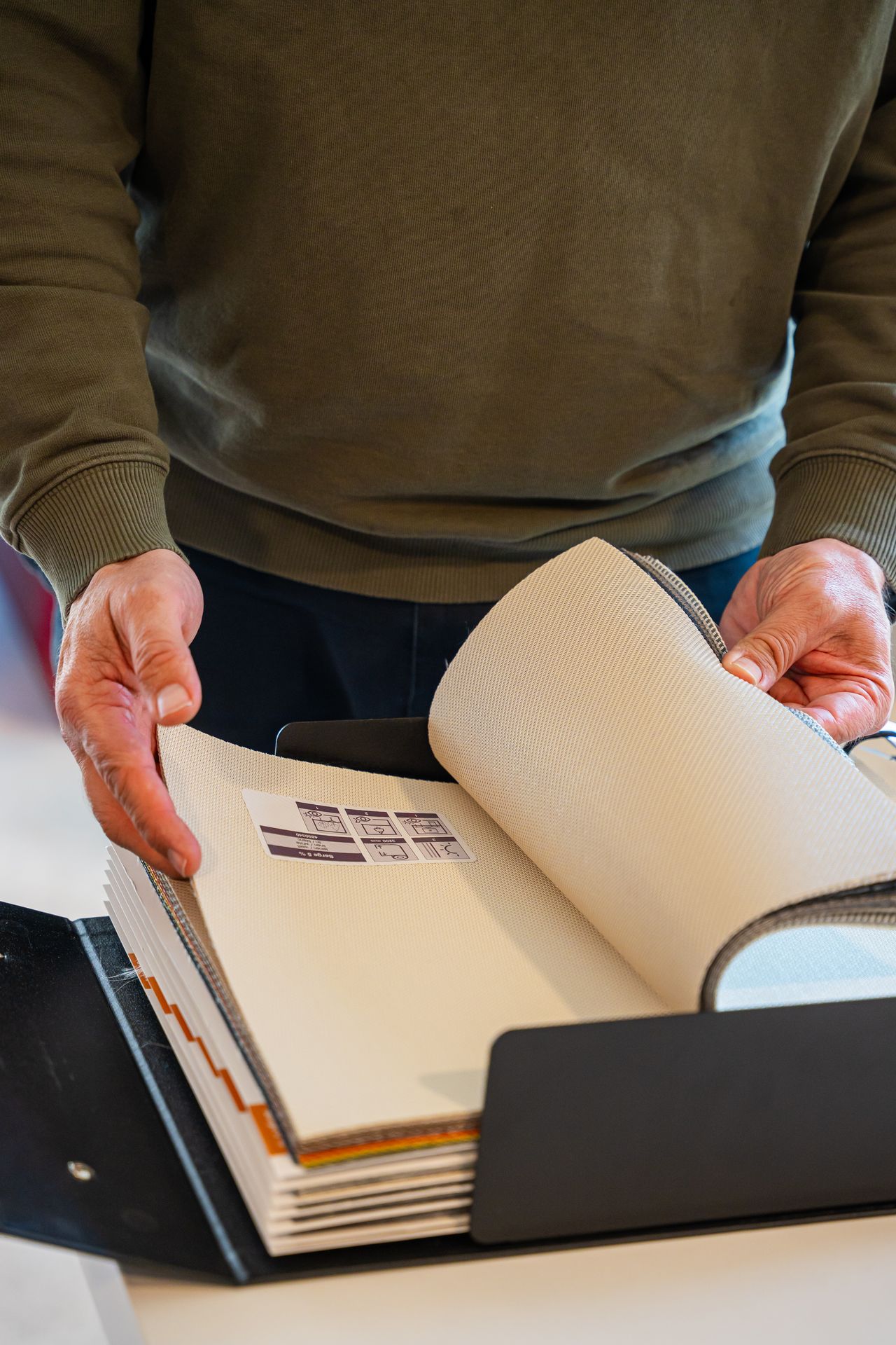 Adviesgesprek met staalboek voor ramen en zonwering bij Skygge