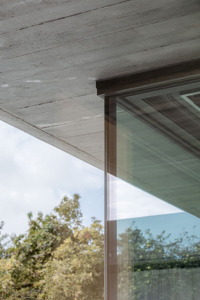 Moderne woning met grote aluminium raampartijen