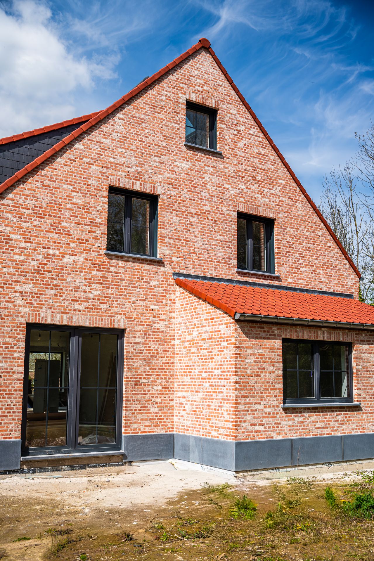 Moderne woning met aluminium ramen en rolluiken in Pajottenland