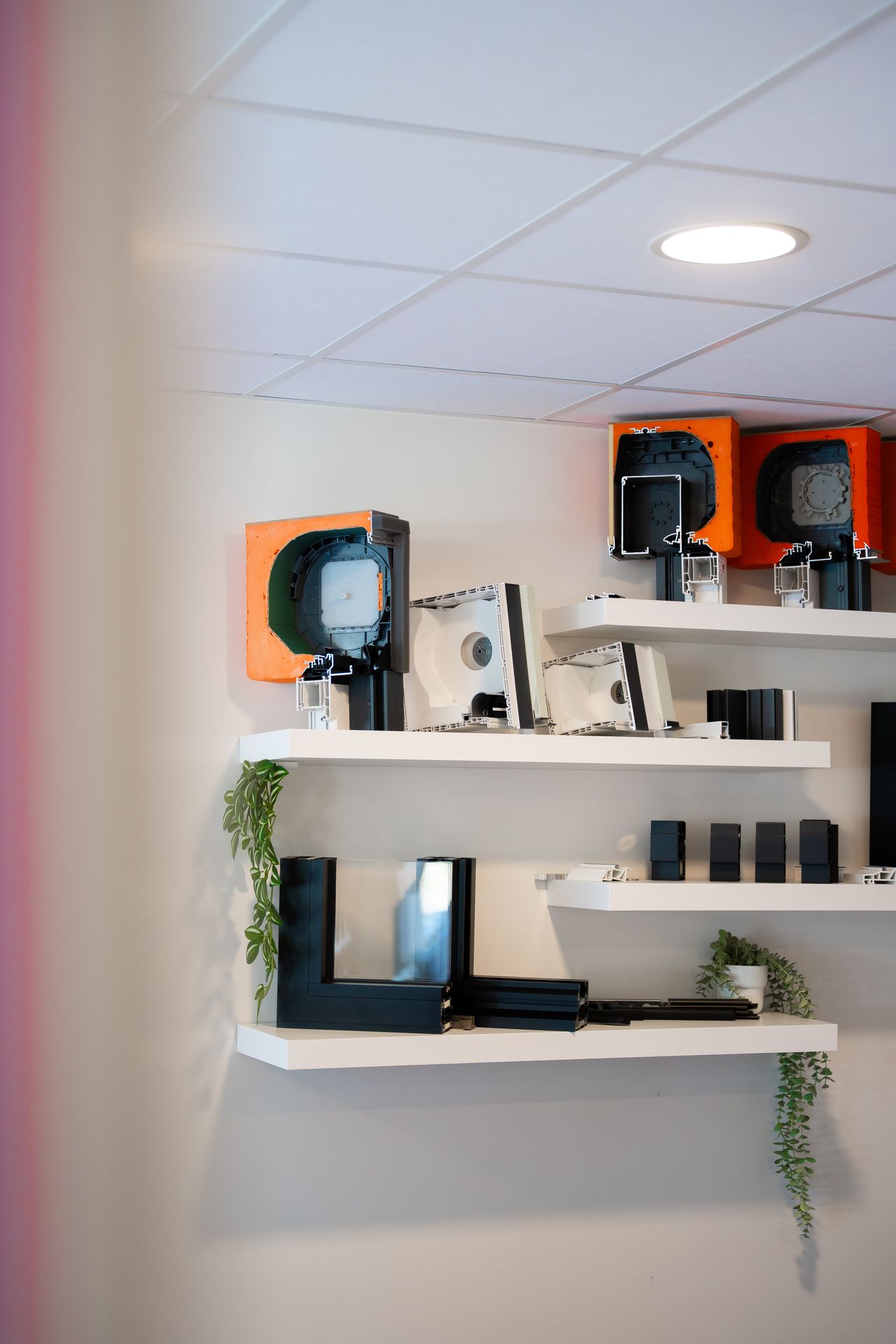 Showroom Skygge met staalkaarten en bedieningssystemen voor zonwering