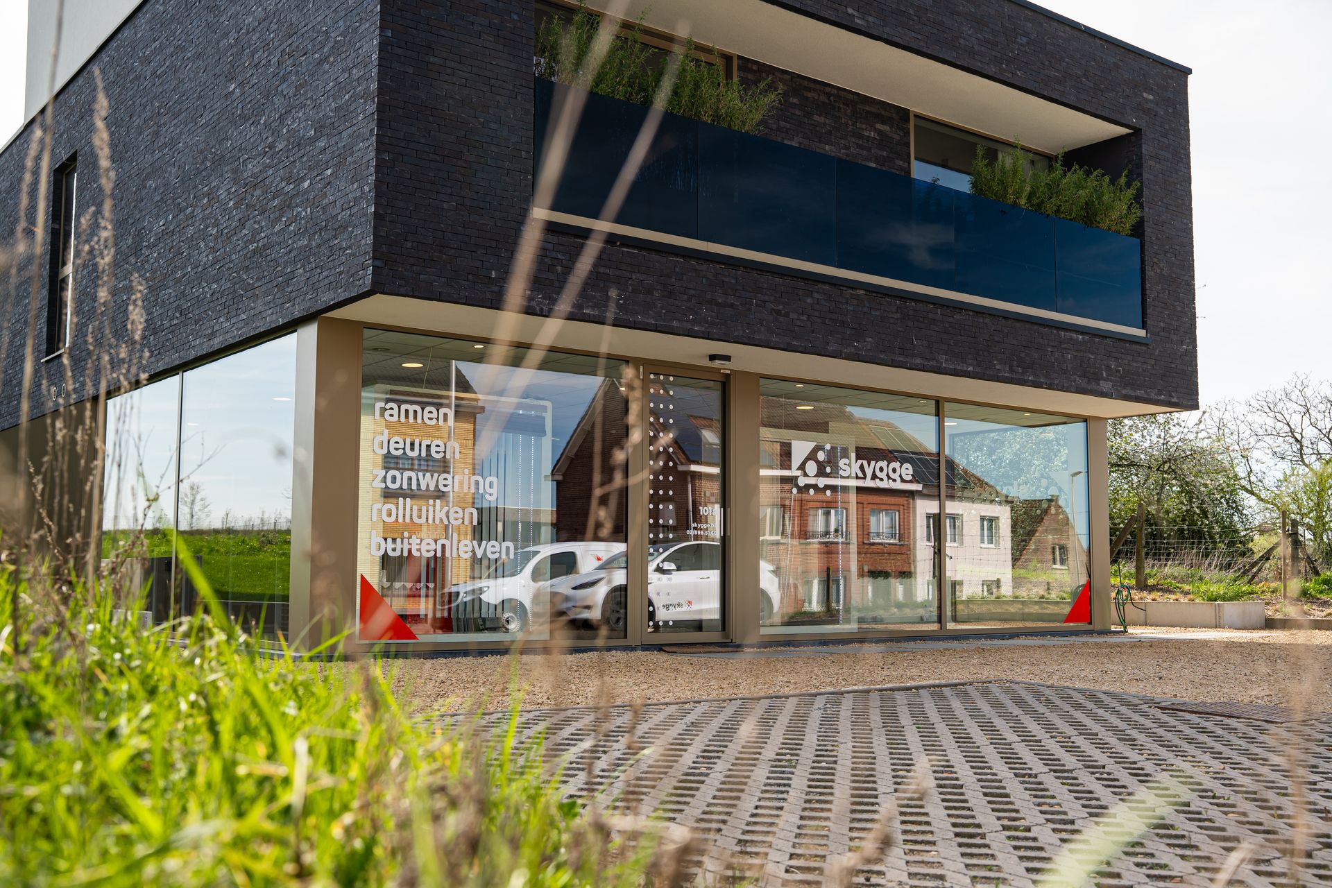 Skygge showroom en monteur tijdens plaatsing van ramen