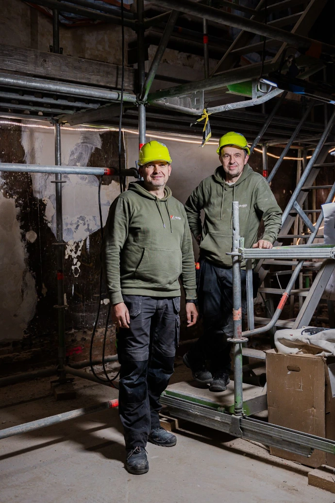 Team van Skygge aan het werk op een professionele werf